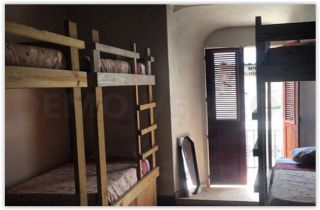 Island Life Blakpackers Hostal Room